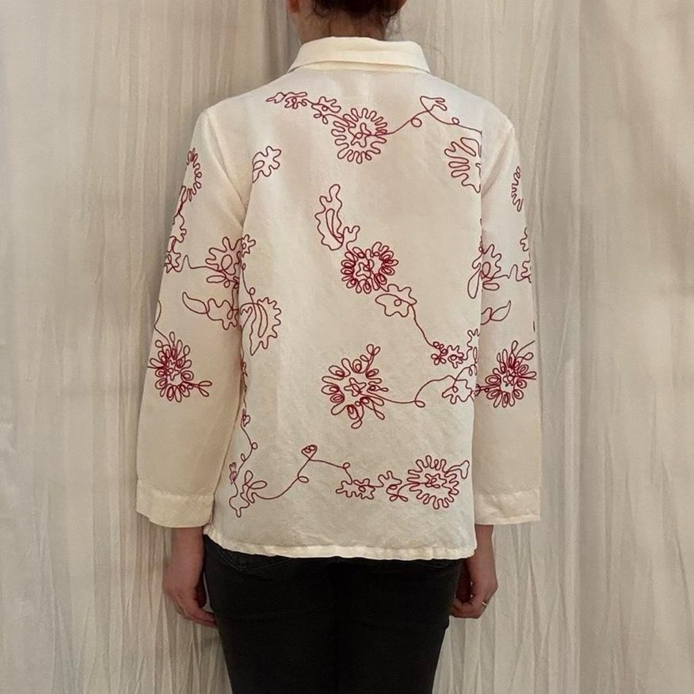White‎ Button Down Blouse with Red Abstract Floral Embroidery Vintage 90s/Y2K - Picture 3 of 8